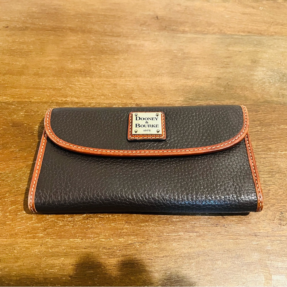 Dooney & Bourke Wallet & Checkbook in Brown Leather